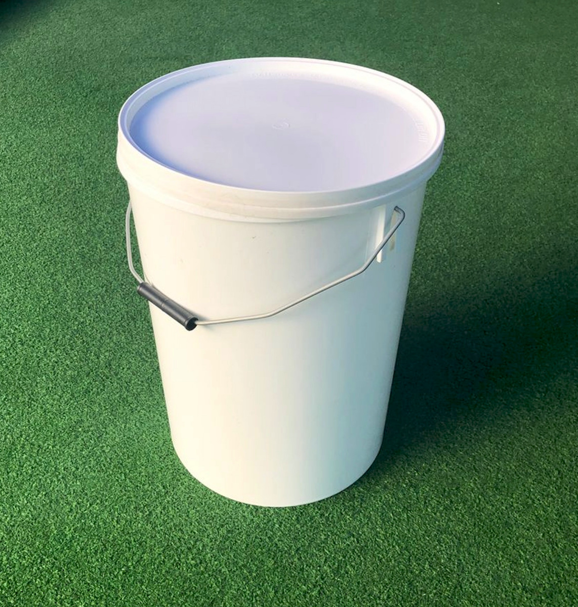 27 L Plastic Bucket with Lid and Wire Handle - Collection Only - Image 182438