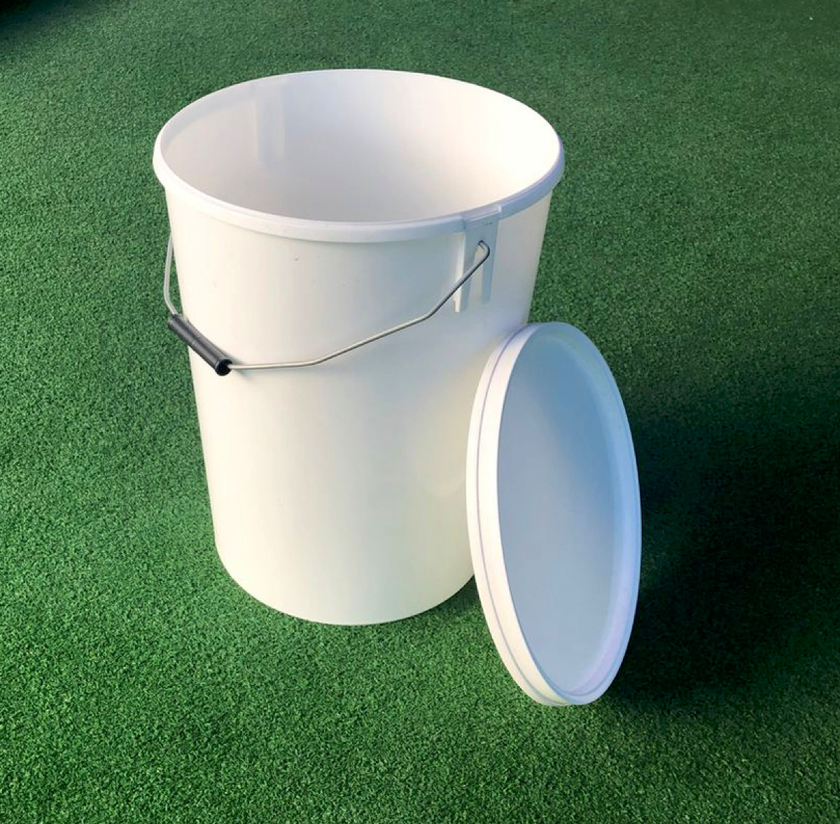 27 L Plastic Bucket with Lid and Wire Handle - Collection Only - Image 182439